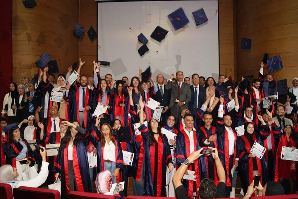 Étudiants en discussion dans une université
